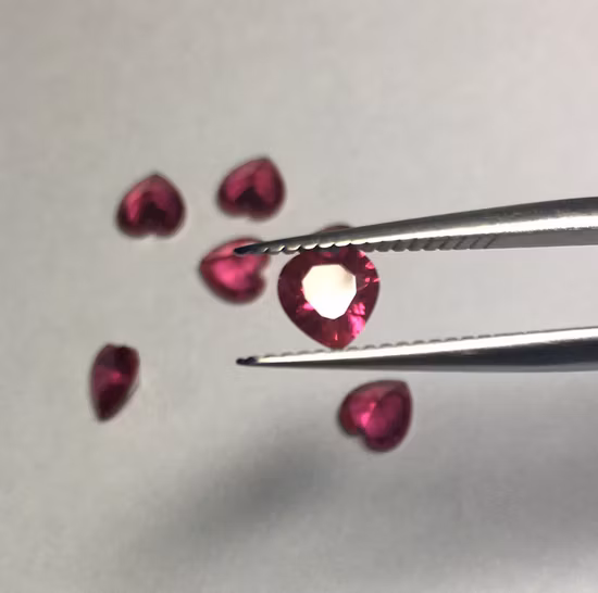 5 # корундовые рубиновые драгоценные камни в форме красного сердца, созданные в лаборатории для изготовления ювелирных изделий